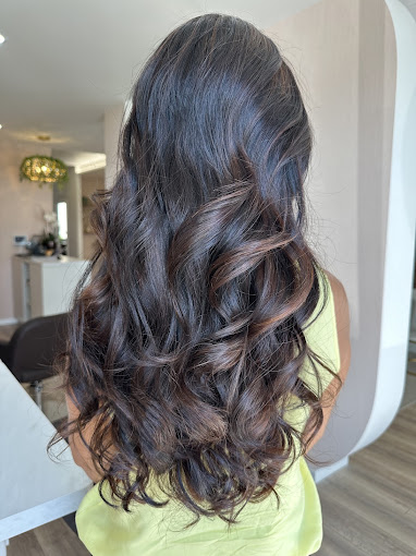 Castanho com ondas e brilho