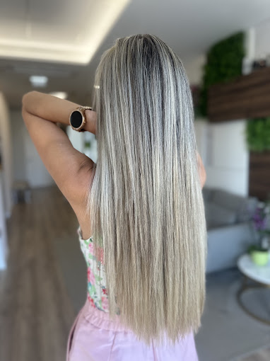 Loiro com raiz esbatida